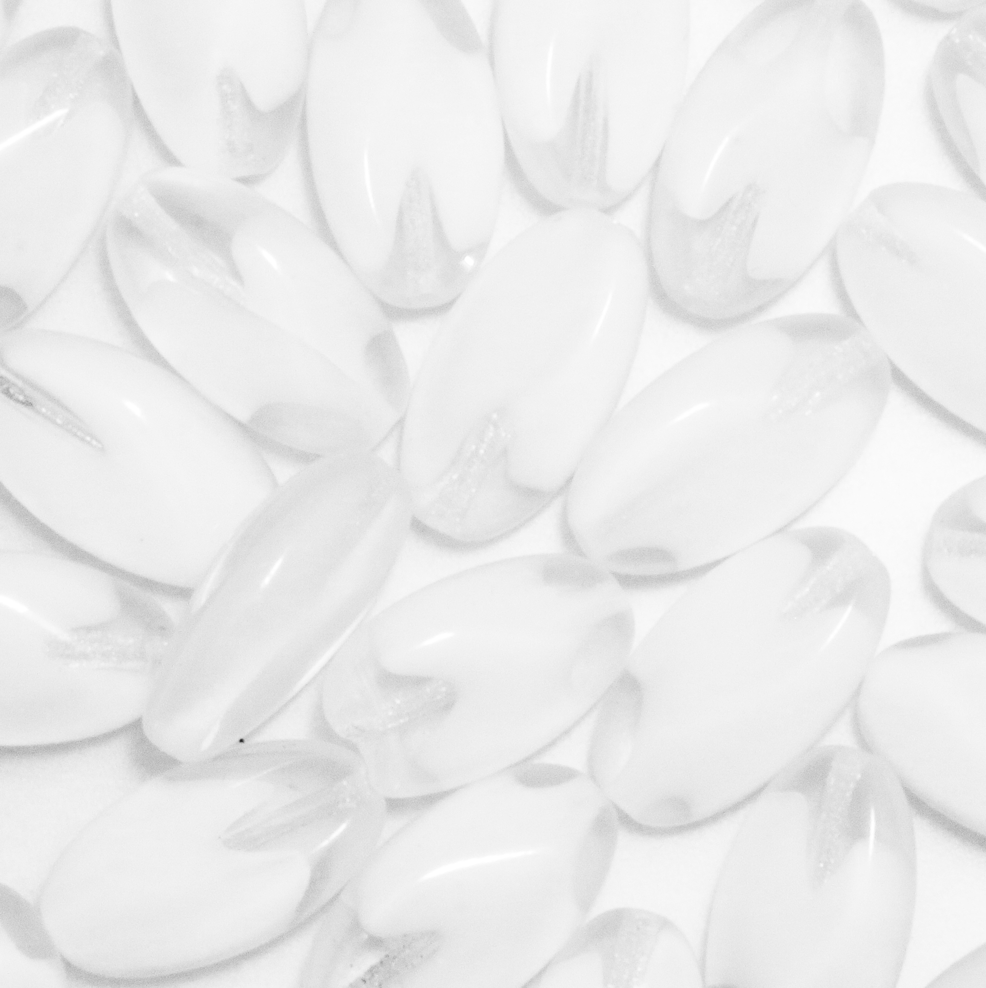 Sema bombata, 19x10 mm., Bianco sfumato in Crystal