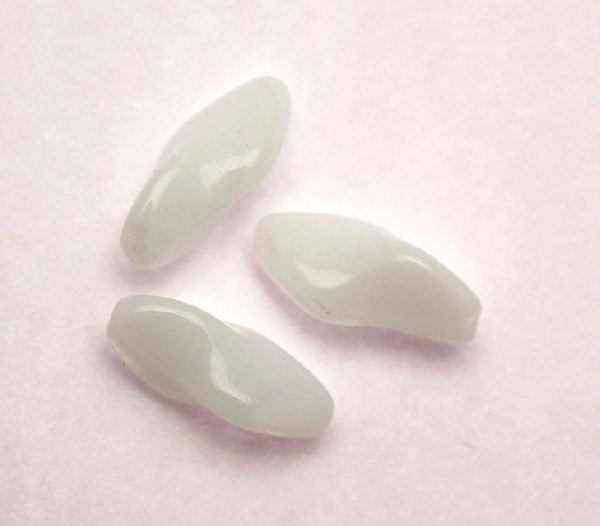 Torciglione, 19x10 mm., Bianco latte poco sfumato