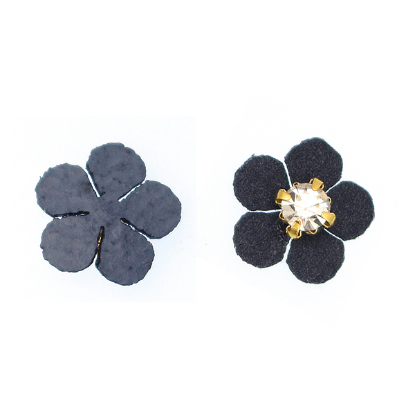 Fiore in alcantara, con una gemma in resina Crystal al centro, diametro 13 mm.