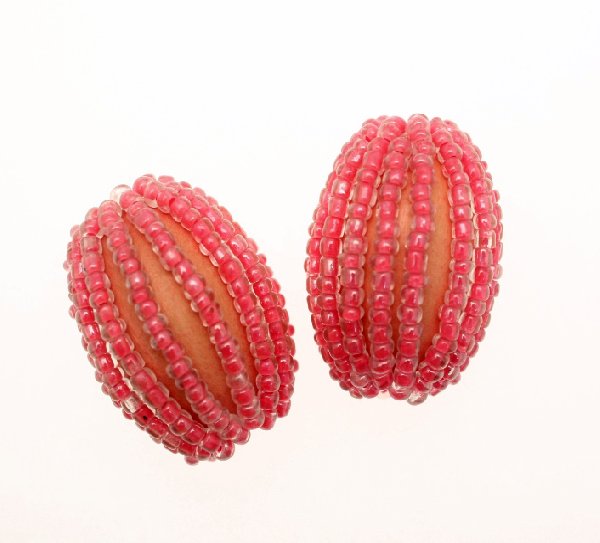 Ovale in legno tinto su tono, ricoperto di perline di conteria, 26x34 mm., Rosa