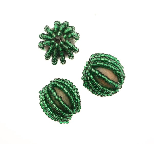 Perla in legno tinta su tono, ricoperta di perline di conteria, 20 mm., Verde smeraldo