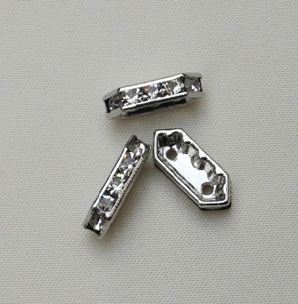 Ponte strass piatto con 2 fori e strass color Crystal, 15 mm.