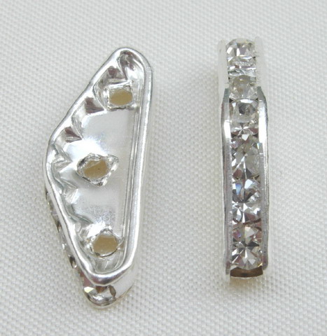 Ponte strass triangolare con 3 fori e strass color Crystal, 23 mm.