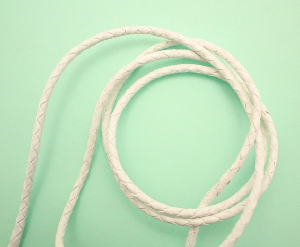 Cordoncino tubolare intrecciato in pelle, diametro 3 mm., colore GHIACCIO