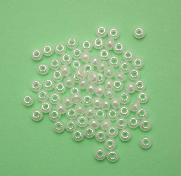 Conteria in vetro, dimensione 4,5x3mm., colore Bianco latte perlato