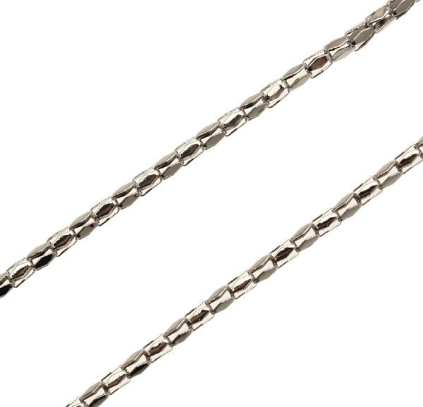 Catena tubolare, lavorata ad elementi romboidali piatti, spessore 2,4 mm.