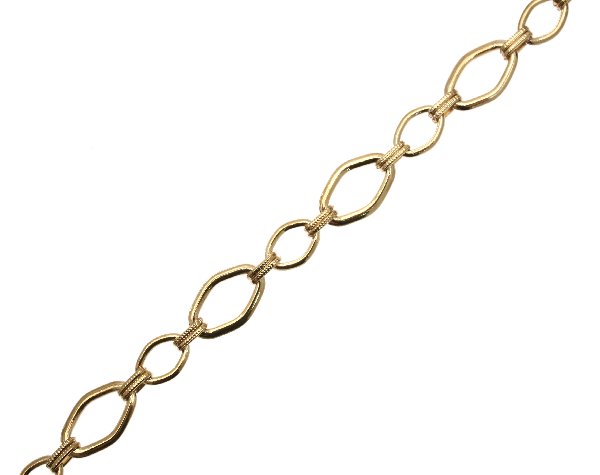 Catena in ottone a rombi, formata da un anello grande 10x15 mm. e uno piccolo 7x11 mm., collegati tra loro da due anelli ovali zigrinati