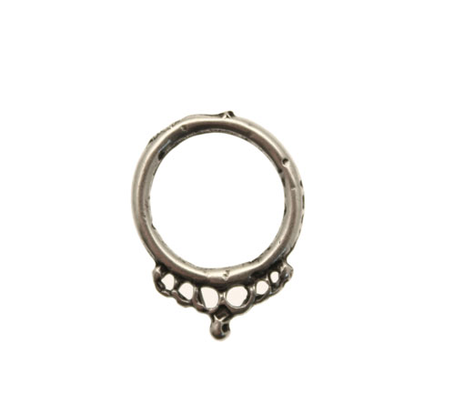 Cerchio martellato, largo 19 mm., lungo 24 mm.