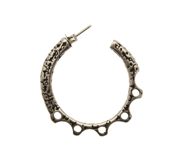 Cerchio a tre quarti per orecchino, martellato, largo 33 mm., lungo 36 mm.