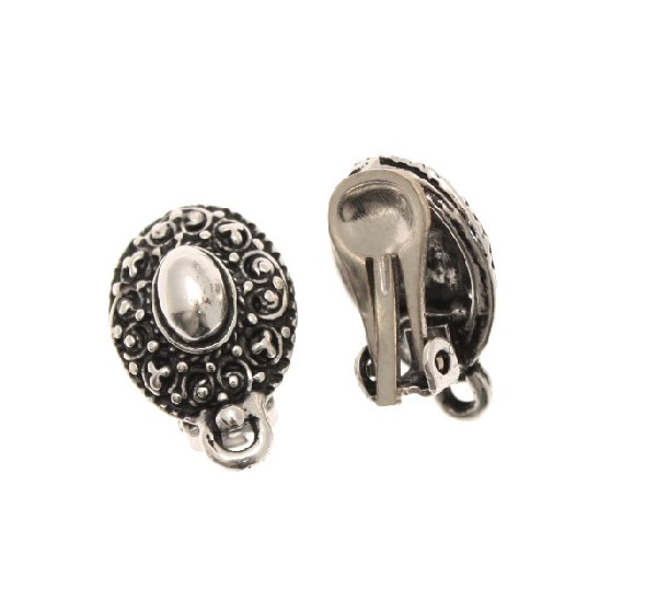 Clips ovale, lavorata nel contorno e con un ovale liscio al centro, larga 13 mm., lunga 19 mm.