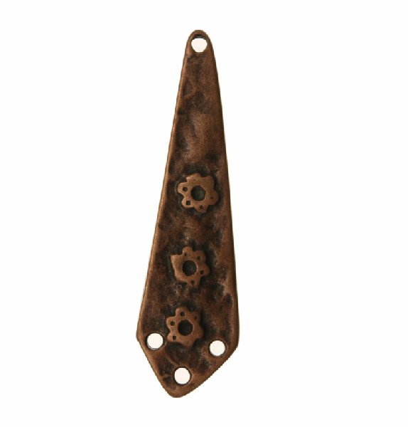 Base per orecchino a goccia martellata, con tre fiori disegnati, larga 14 mm., lunga 47 mm.