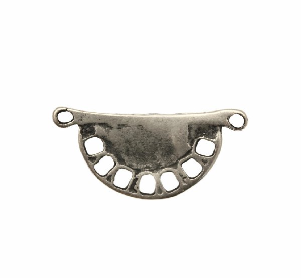 Base per orecchino a forma di mezzo cerchio liscio, con sette fori rettangolari sul bordo , larga 37 mm., lunga 17 mm.