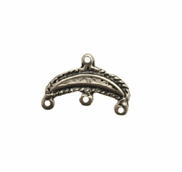 Base per orecchino a forma di mezza luna rovesciata, larga 24 mm., lunga 15 mm.
