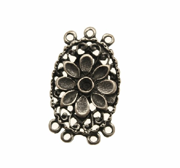 Base per orecchino a forma di ovale lavorato con fiore centrale in rilievo, largo 19 mm., lungo 32 mm.