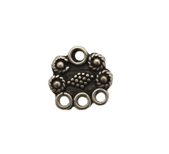 Base per orecchino a forma di rettangolo irregolare, largo 15 mm., lungo 14 mm.