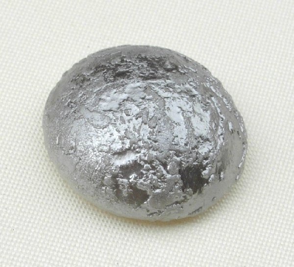 Cabochon tondo martellato, in cristallo, colore GRIGIO METALLIZATO