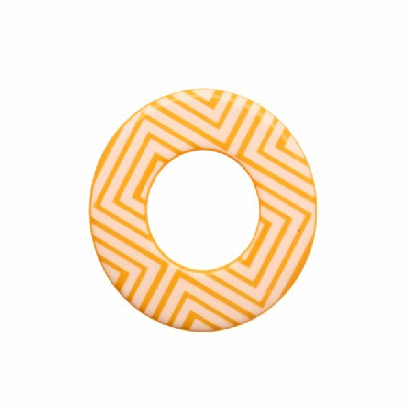 Cerchio piatto, 44 mm., forato al centro, in resina Giallo Ocra con disegni geometrici bianchi
