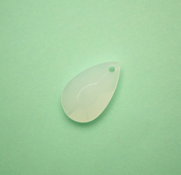 Goccia piatta sfaccettata, con foro in testa, in resina, 25x18 mm., color White opal