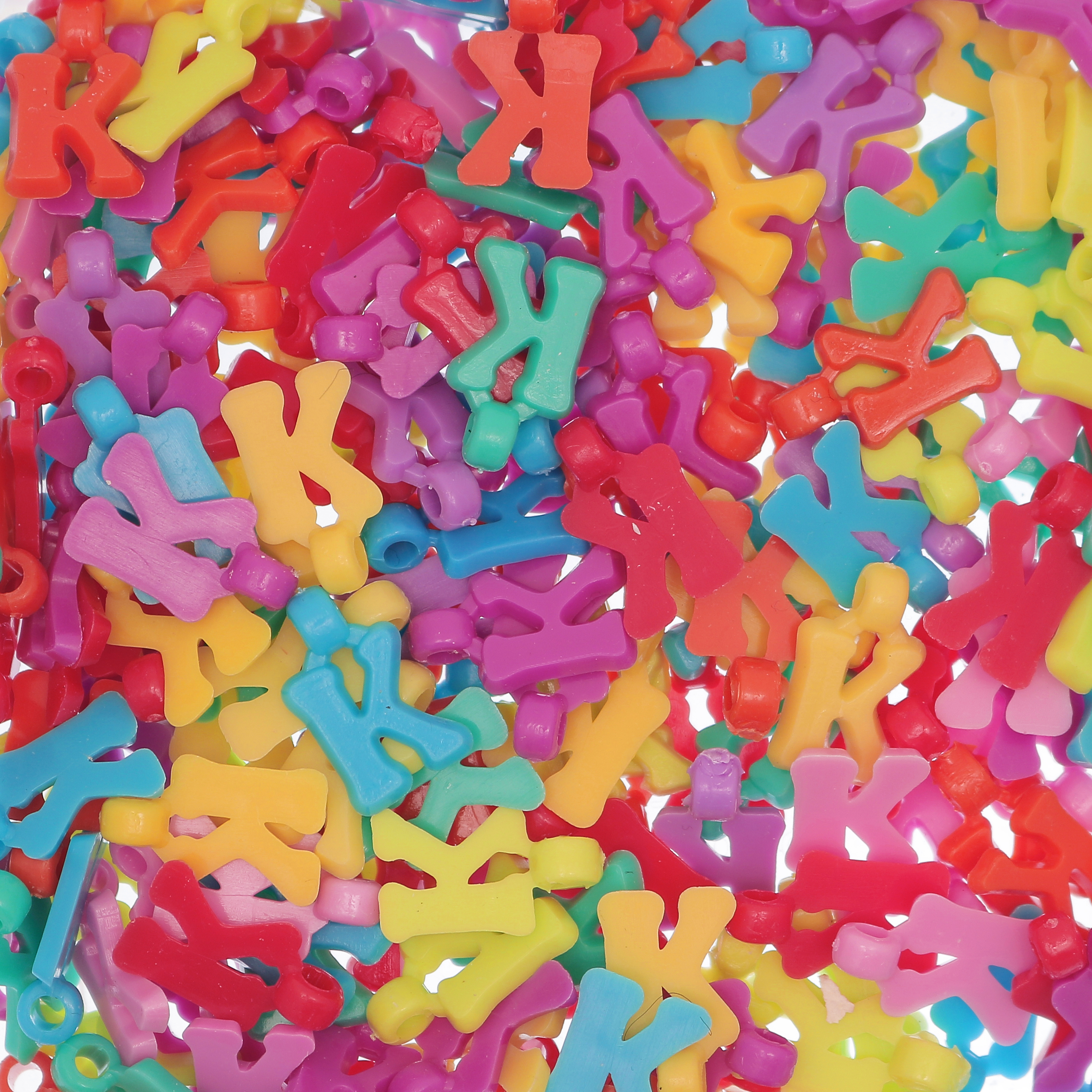 Ciondolo in Plastica Lettera "K" 18x10mm.