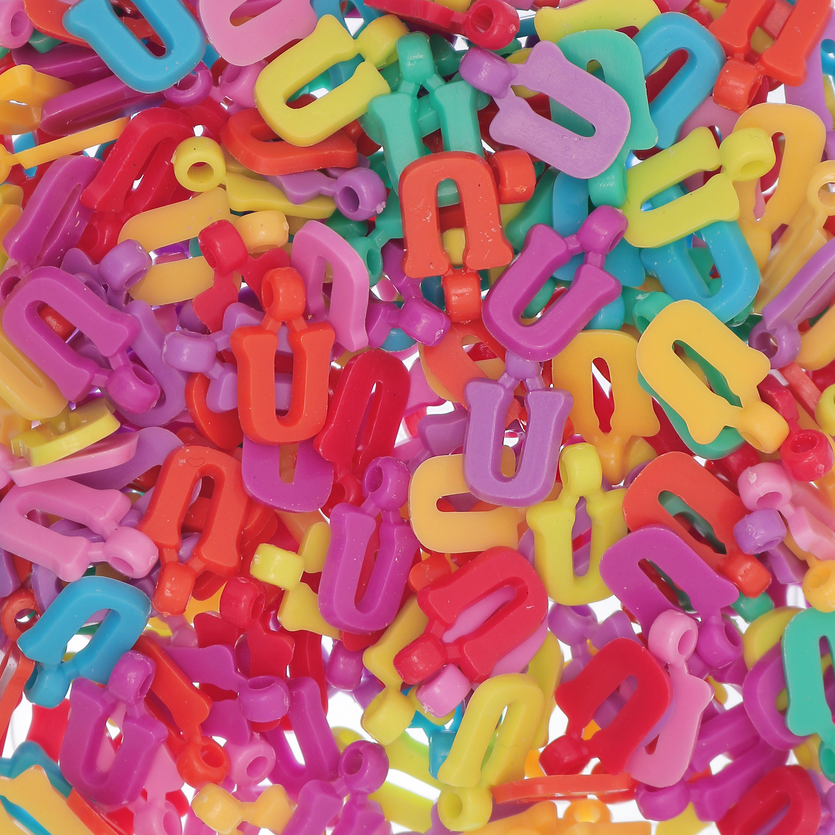Ciondolo in Plastica Lettera "U" 18x11mm.