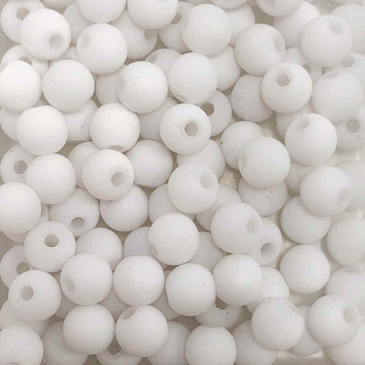 Confezione da 80 pezzi di Palline lisce opache in resina, da 6 mm., colore Bianco
