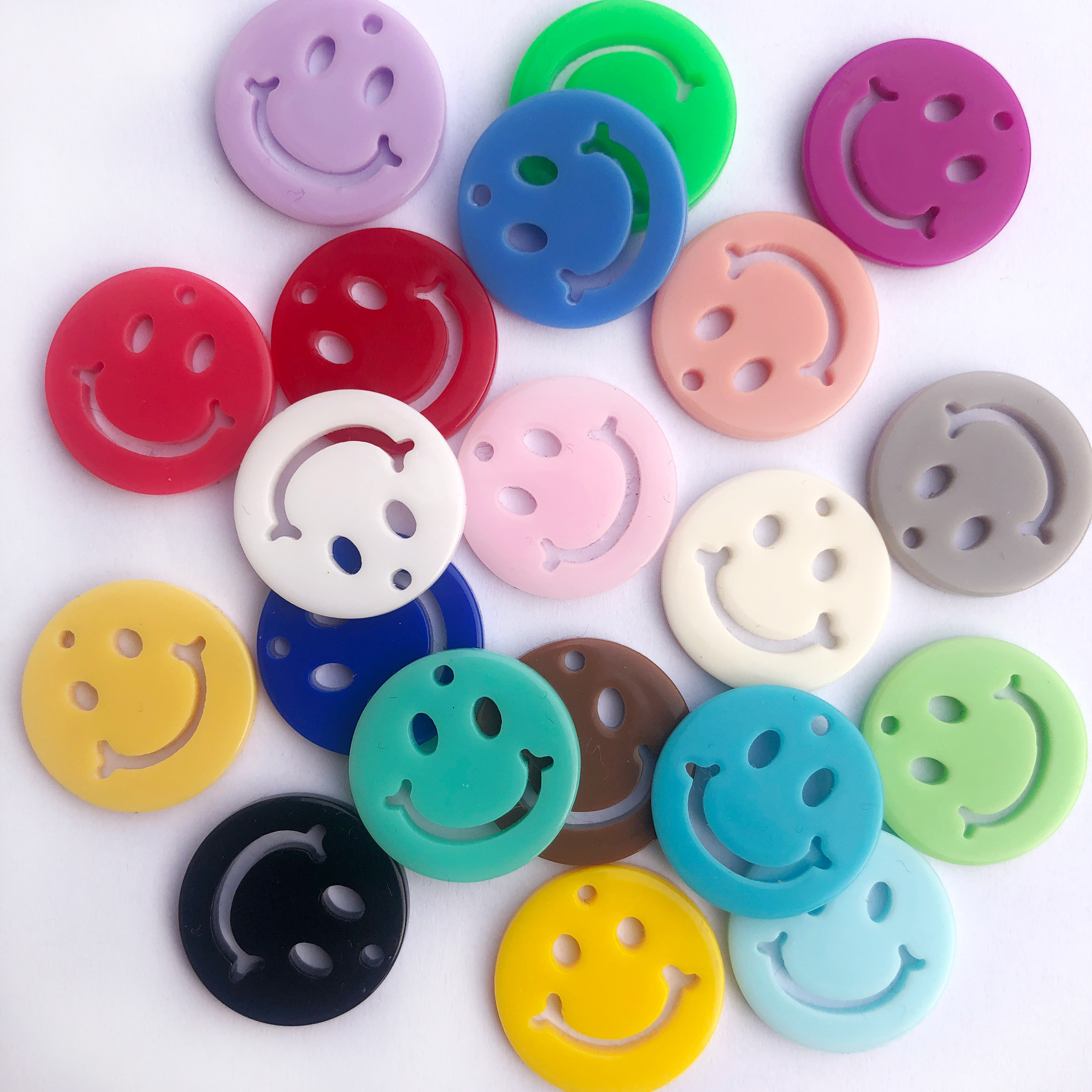 Ciondolo tondo, in plastica, con Smile, forato, diametro 19 mm.