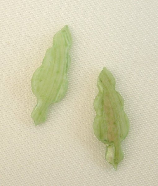 Ciondolo in conchiglia a forma di foglia, 18x8 mm., colore Verde Chiaro