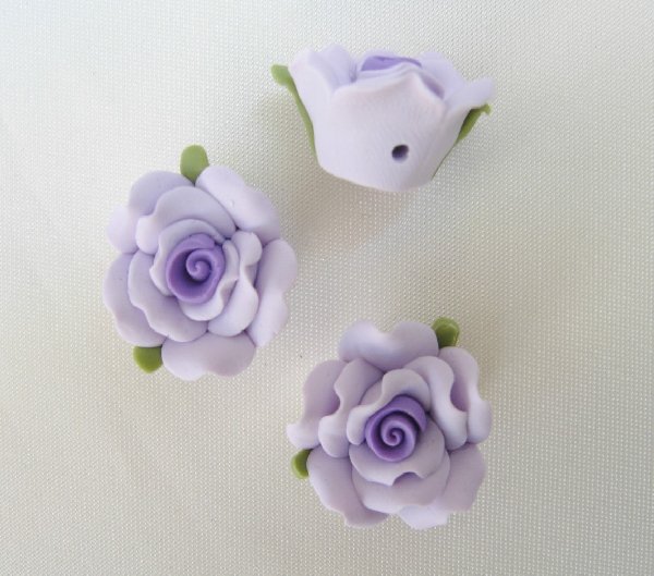 Rosa in pasta di fimo colorata, piatta sotto con foro passante, larga 18 mm., alta 11 mm., colore Lilla
