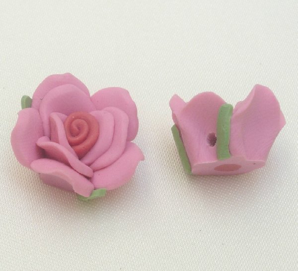 Rosa in pasta di fimo colorata, piatta sotto con foro passante, larga 18 mm., alta 11 mm., colore Rosa