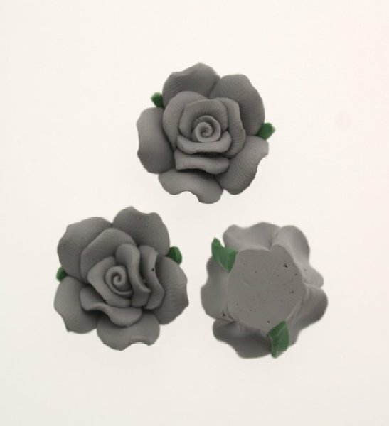 Rosa in pasta di fimo colorata, piatta sotto con foro passante, larga 18 mm., alta 11 mm., colore Grigio