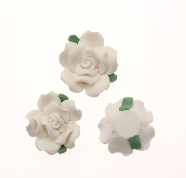 Rosa in pasta di fimo colorata, piatta sotto con foro passante, larga 18 mm., alta 11 mm., colore Bianco gesso