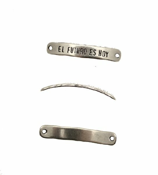 Elemento per bracciale rettangolare con angoli smussati, leggermente bombato, e scritta "EL FUTURO ES HOY", 7x40 mm.