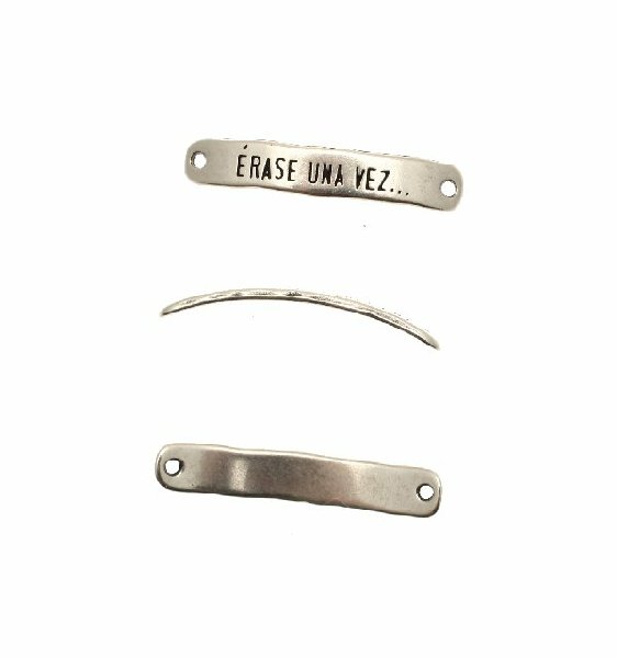 Elemento per bracciale rettangolare con angoli smussati, leggermente bombato, e scritta "ERASE UNA VEZ" , 7x40 mm.