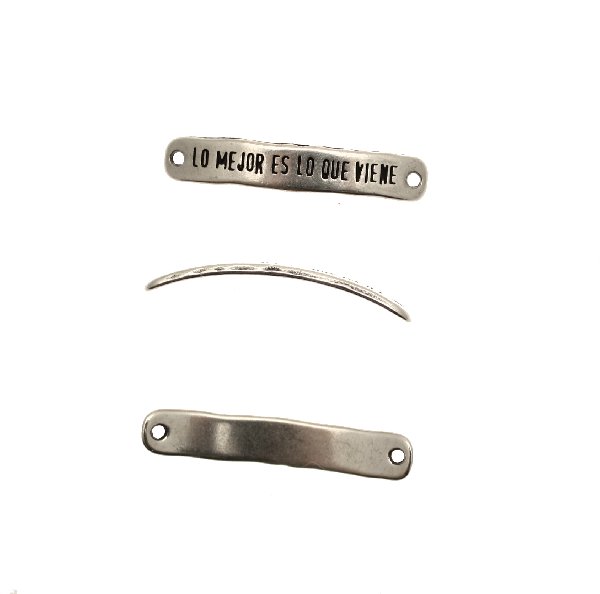 Elemento per bracciale rettangolare con angoli smussati, leggermente bombato, e scritta "LO MEJOR ES LO QUE VIENE", 7x40 mm.