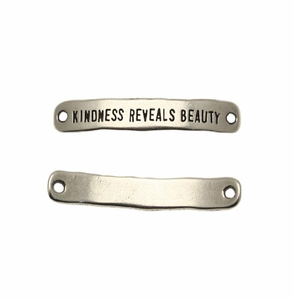 Elemento per bracciale rettangolare con angoli smussati, leggermente bombato, e scritta "KINDNESS REVEALS BEAUTY", 7x40 mm.