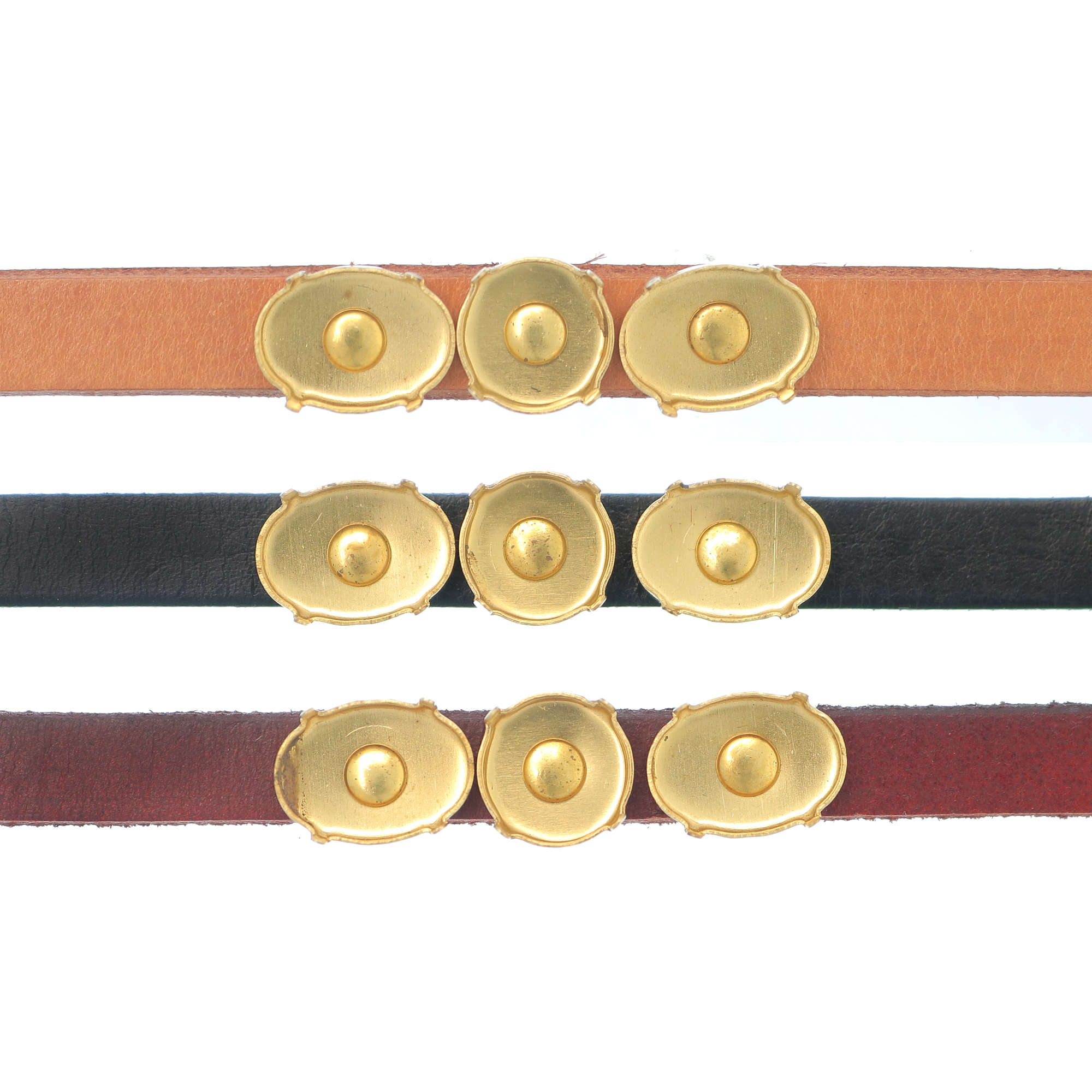 Striscia di cordoncino piatto in pelle con 1 castone tondo 14 mm. centrale e due castoni ovali 18x13 mm. laterali