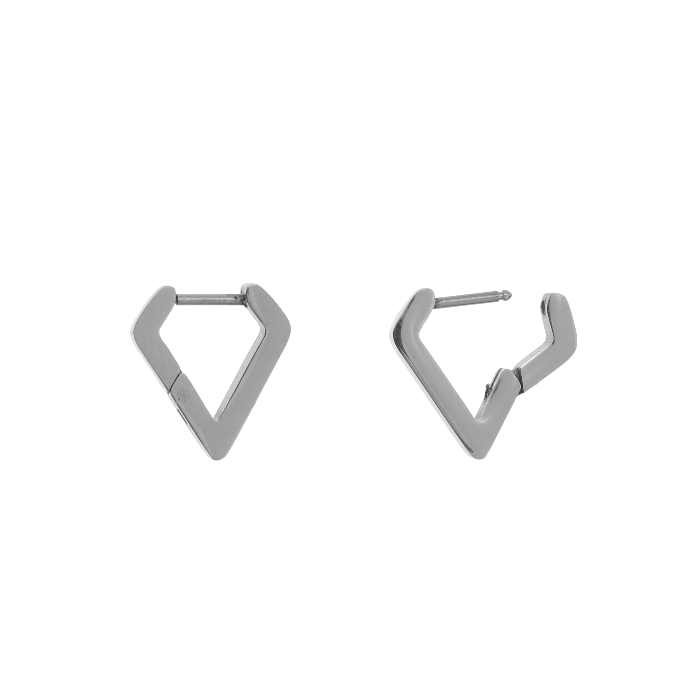 Orecchino a forma di "V", in Acciaio, con chiusura ad incastro, 14x13 mm., spessore 2,5 mm.