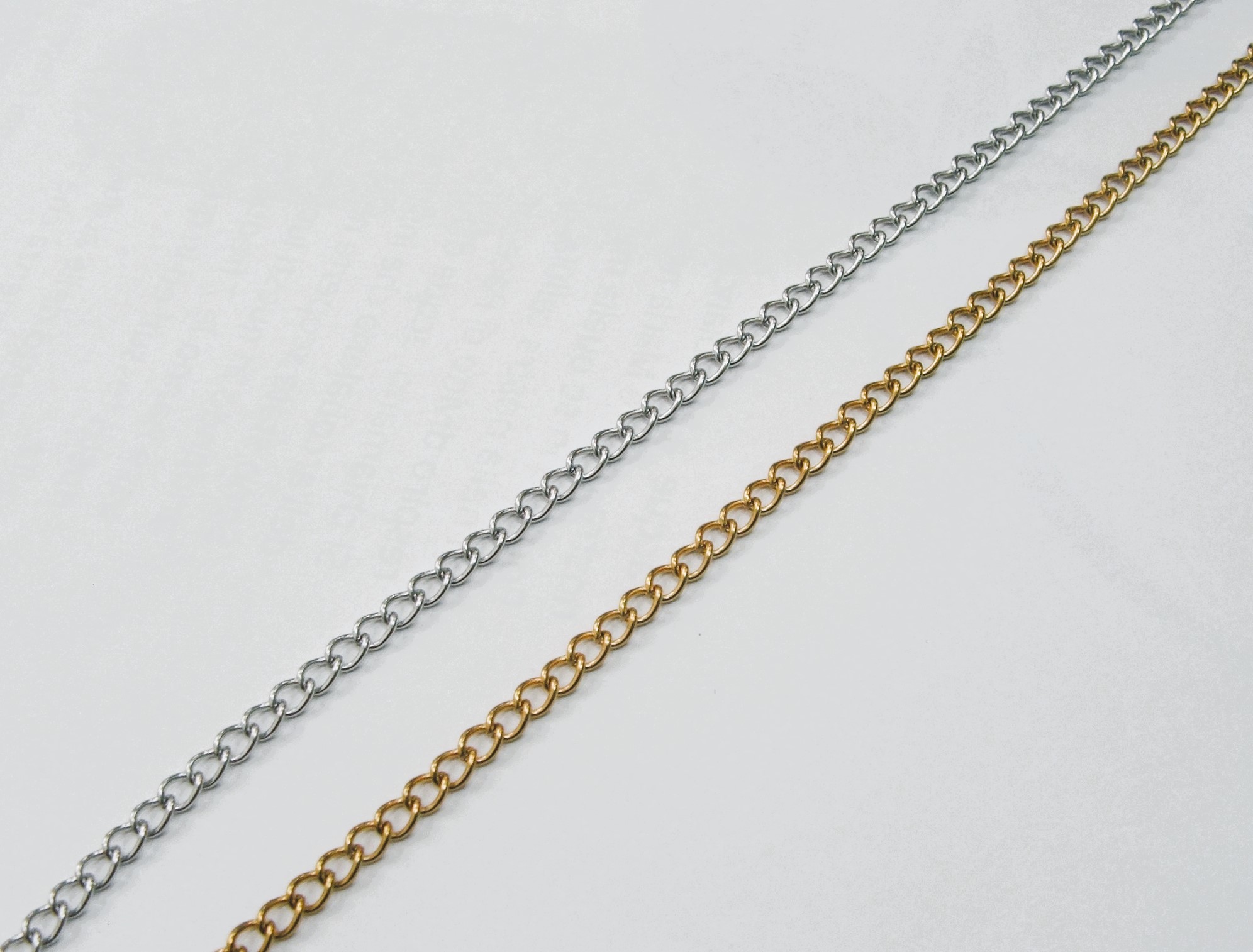 Catena grumetta sottile, in acciaio, diametro dell'anello 3,5x2,5 mm.