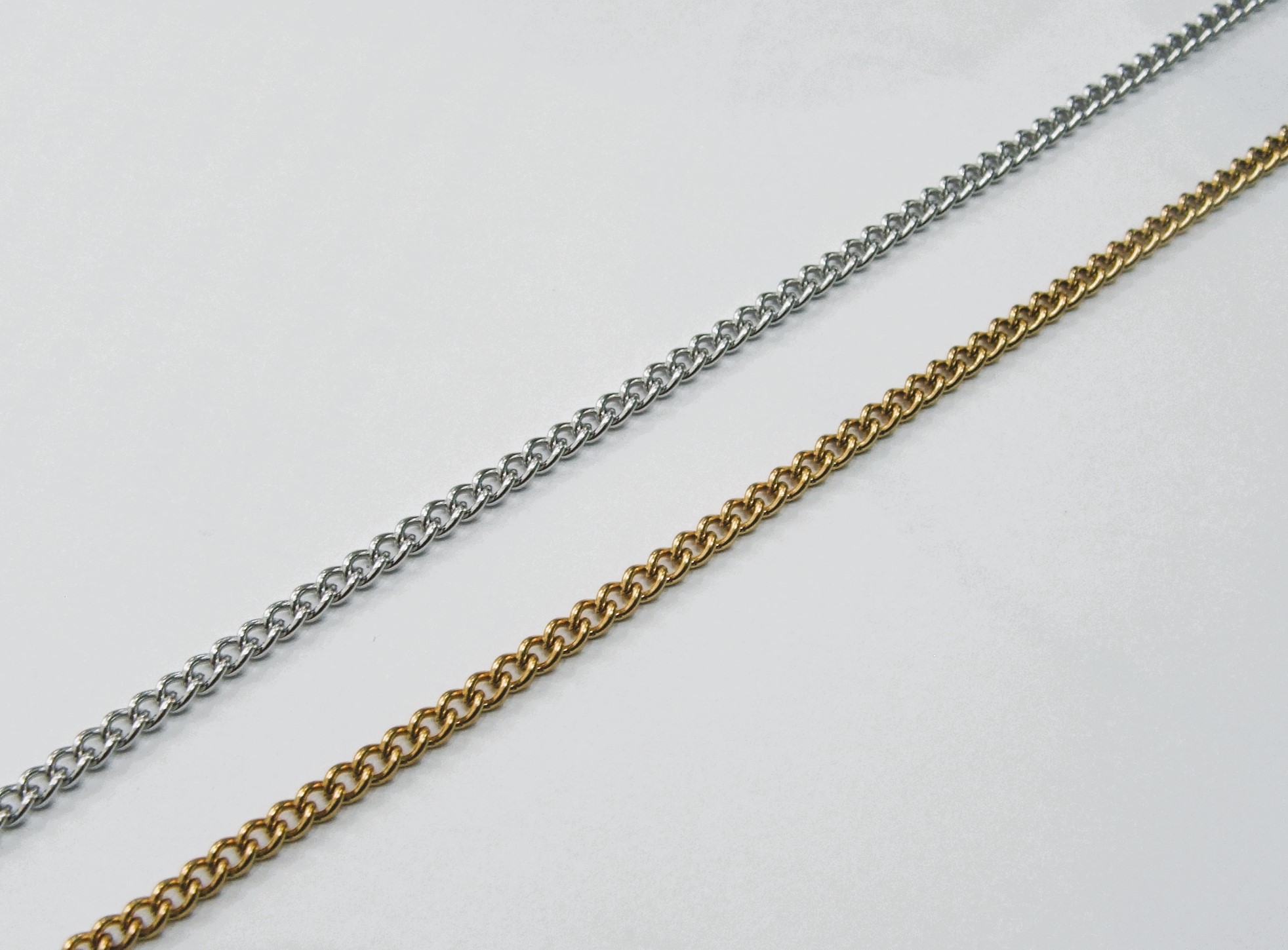 Catena grumetta sottile, in acciaio, diametro dell'anello 3,6x2,8 mm.