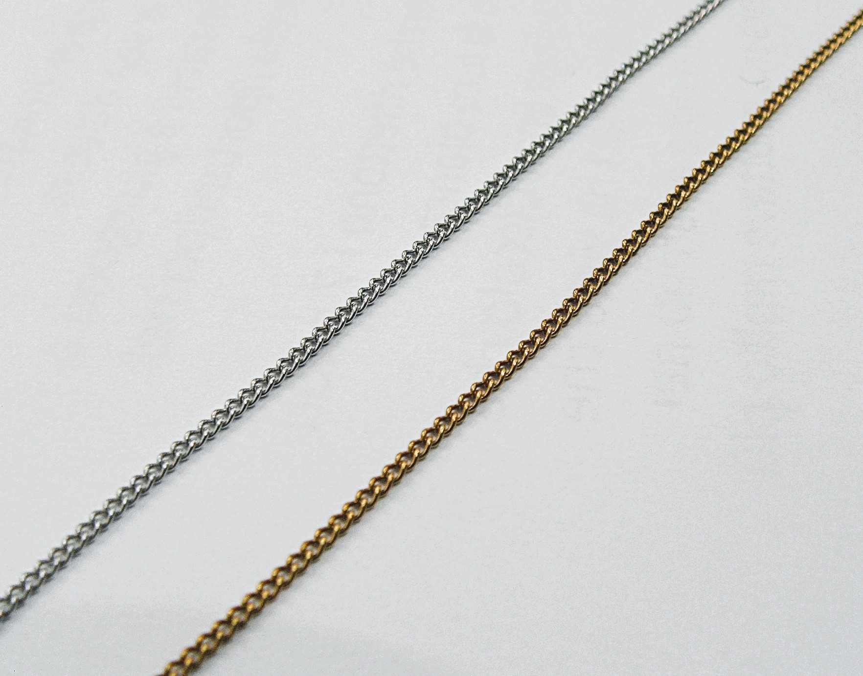 Catena grumetta sottile, in acciaio, diametro dell'anello 1,8x1,2 mm.
