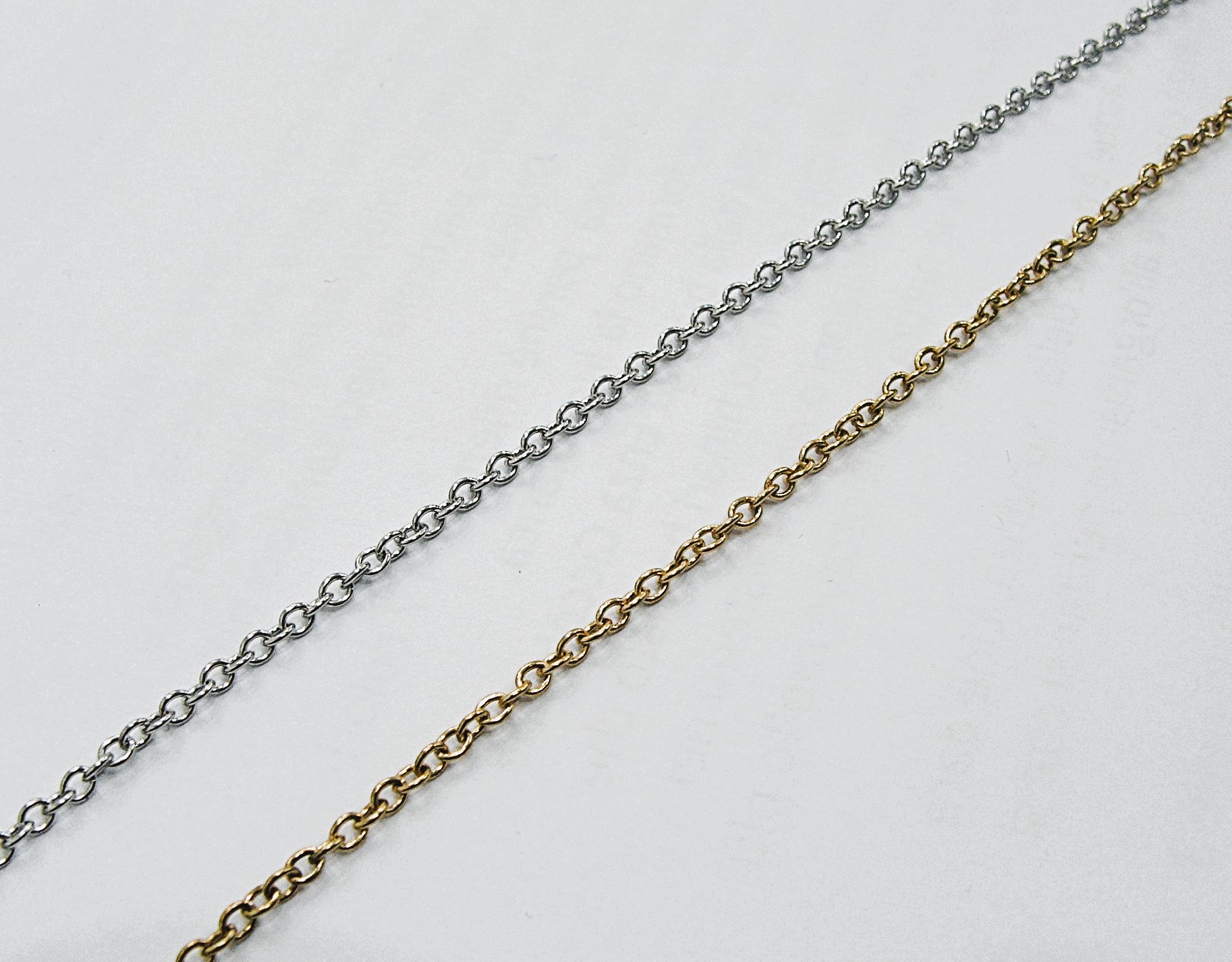 Catena ovale, in acciaio, diametro dell'anello 3x2 mm.