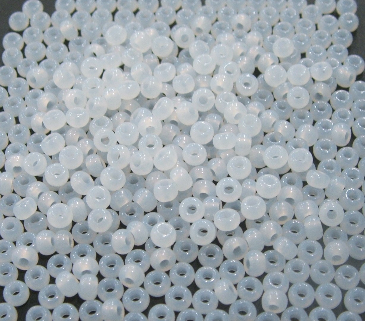 Conteria in vetro, 3x2 mm., colore Bianco Opale