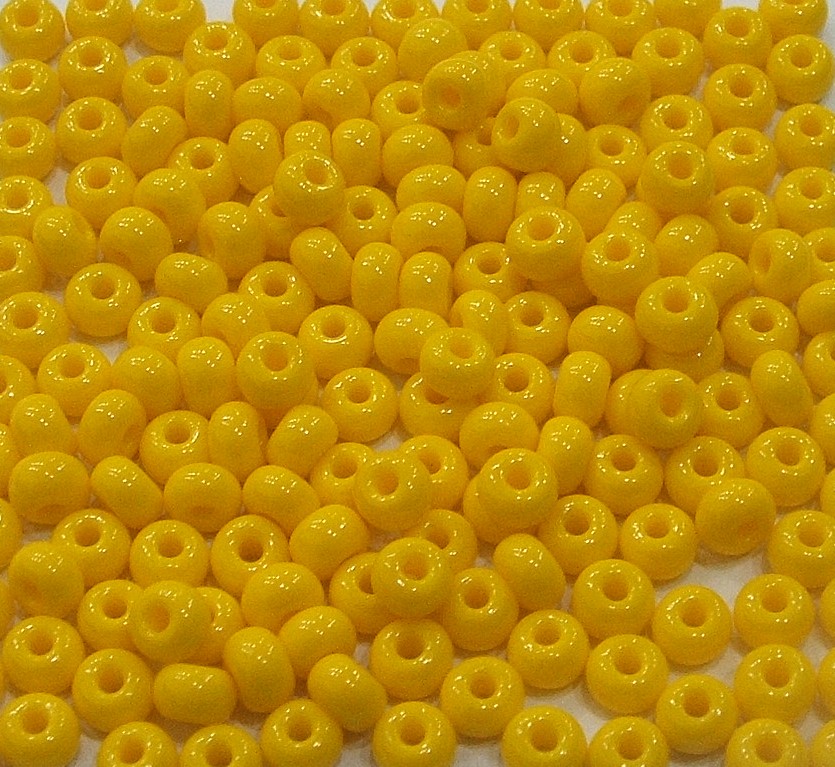 Conteria in vetro, dimensione 4,5x3mm., colore giallo scuro opaco