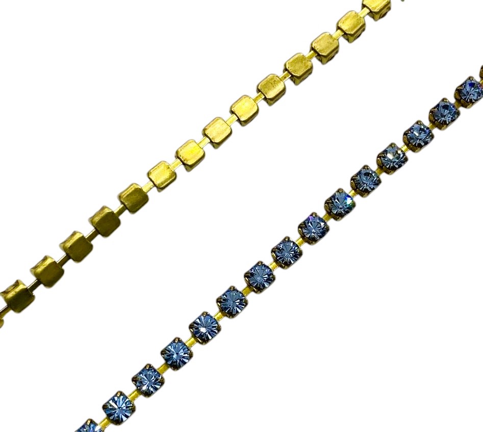 Catena strass, con cristalli Swarovski, base in metallo colore ottone, colore strass LIGHT SAPPHIRE