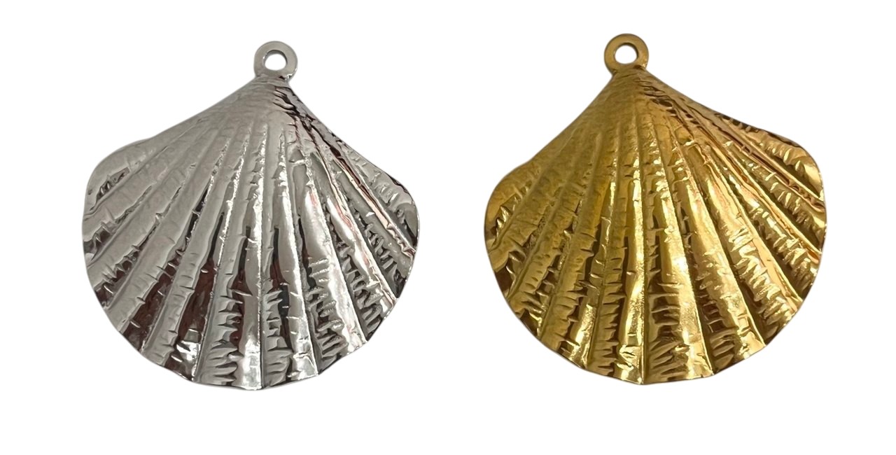Ciondolo, in Acciaio, a forma di Conchiglia a ventaglio, largo 44x46 mm.