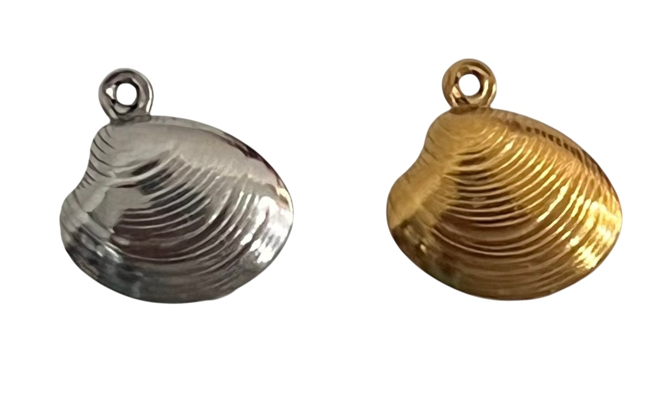 Ciondolo a forma di Vongola bombata, 13x13 mm.