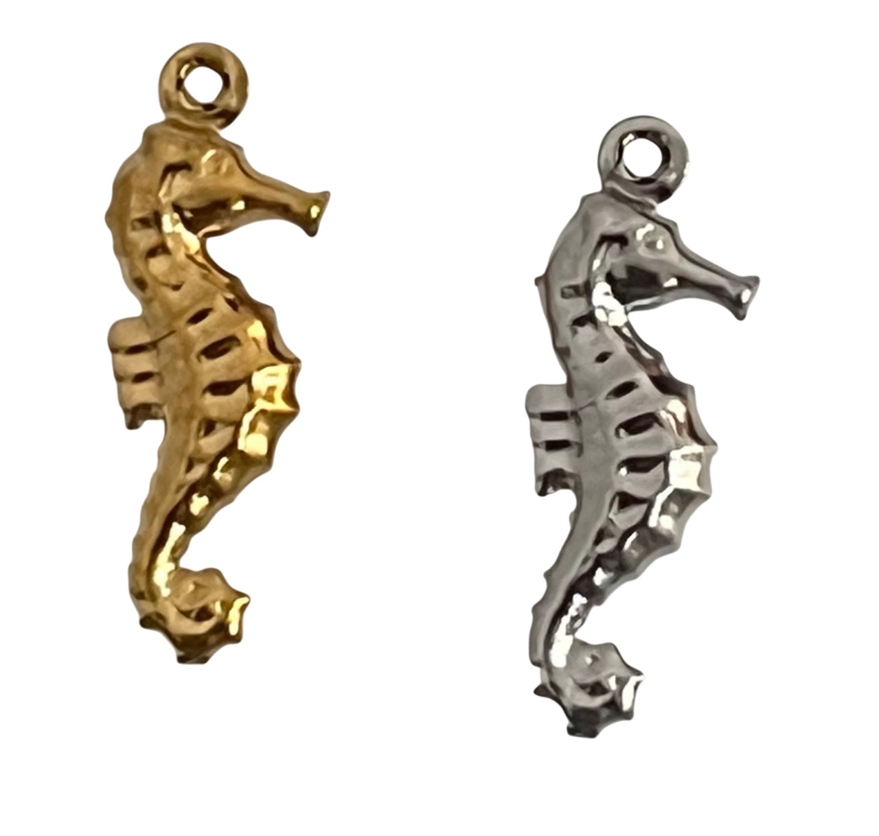 Ciondolo a forma di Cavalluccio Marino in Acciaio, 8x20 mm.