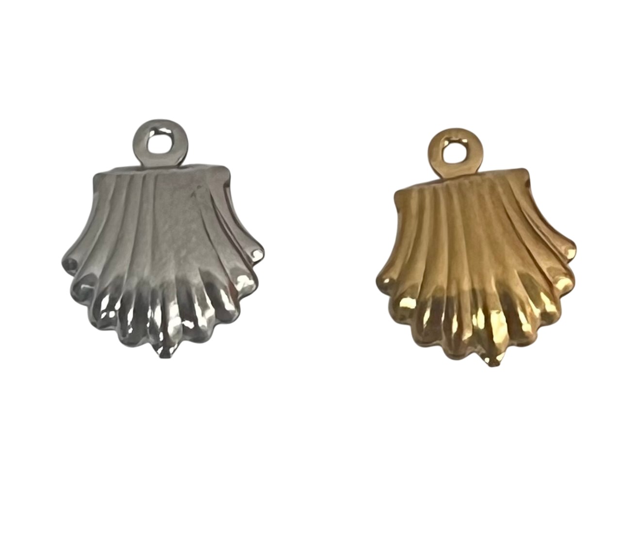 Ciondolo a forma di Conchiglia rigata 11x13 mm., in Acciaio