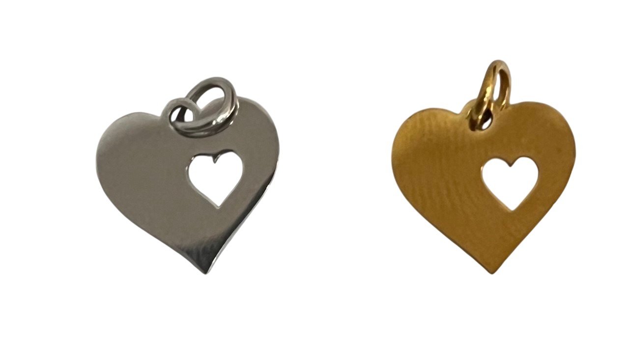 Ciondolo, in Acciaio, a forma di Cuore con inciso cuore, 13x13 mm.